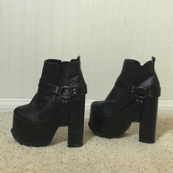 YRU Shoes - Yru black leather platform booties
